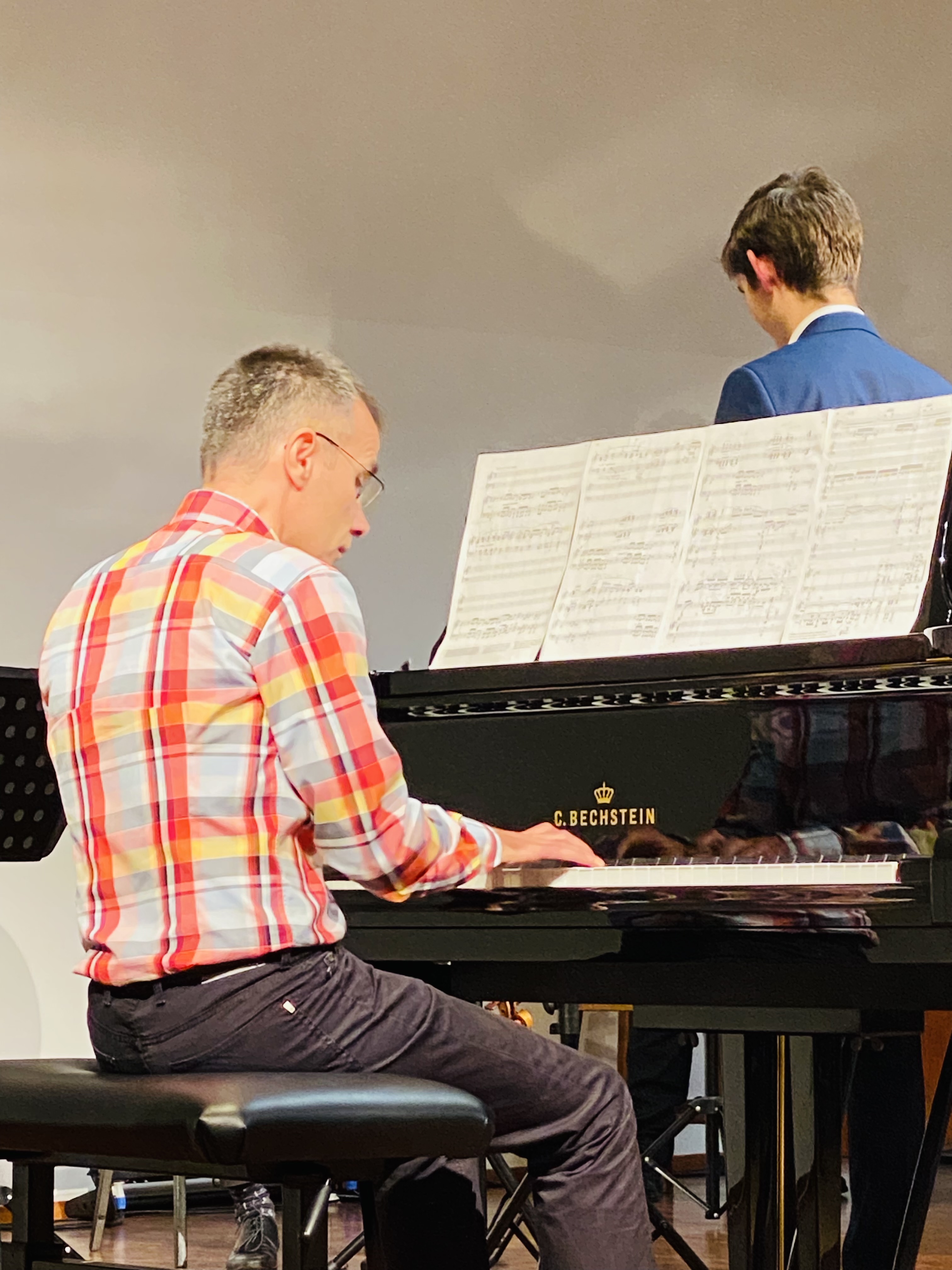 Gregor am Klavier mit Dirigent